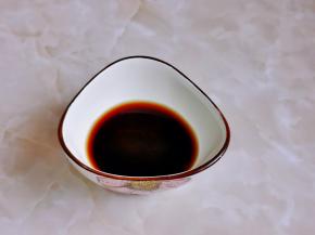 酱油，蚝油，料酒混合搅拌均匀。
