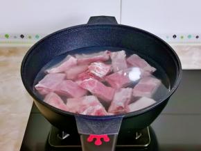 排骨冷水下锅大火烧开煮3分钟，捞出用温水冲洗干净。