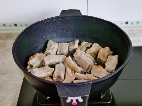 加入排骨翻炒。