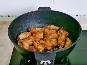 再倒入调好的酱汁翻炒。