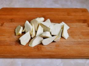 冬笋去皮去跟洗净，切菱形块。