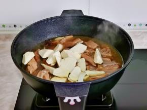 加入切好的冬笋再炖25分钟。