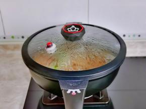 盖上盖子烧开，转小火炖15分钟。