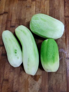 选择新鲜的萝卜削皮洗净备用！