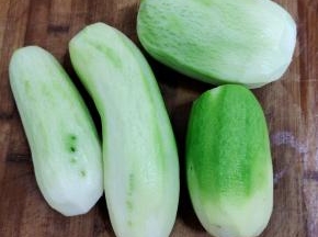 选择新鲜的萝卜削皮洗净备用！