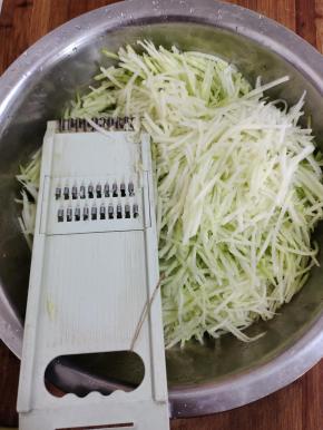 萝卜用擦丝器擦成细丝，也可以用刀切成4厘米左右长的细丝！