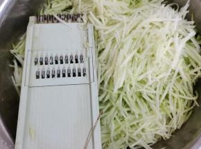萝卜用擦丝器擦成细丝，也可以用刀切成4厘米左右长的细丝！
