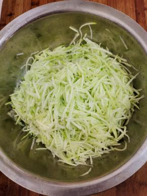 用盐腌一下，去掉萝卜的辣冲味！拌匀，腌制30分钟！