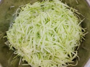 用盐腌一下，去掉萝卜的辣冲味！拌匀，腌制30分钟！