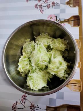 把腌出来的水拧干！放在盆中！