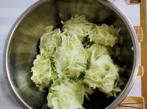 把腌出来的水拧干！放在盆中！