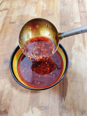 调料汁儿:
辣椒油1勺，两大勺白醋，一大勺生抽，再来一勺白糖，口感更脆，加上香油，也可以用熟油来代替！搅拌均匀备用！