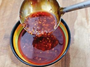 调料汁儿:
辣椒油1勺，两大勺白醋，一大勺生抽，再来一勺白糖，口感更脆，加上香油，也可以用熟油来代替！搅拌均匀备用！