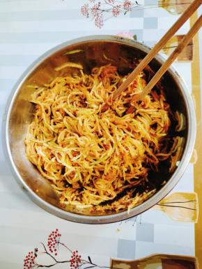 把料汁儿倒进来，搅拌均匀！