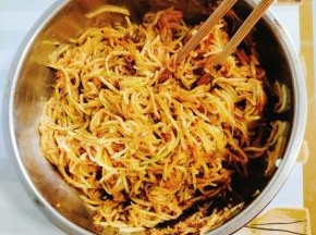 把料汁儿倒进来，搅拌均匀！