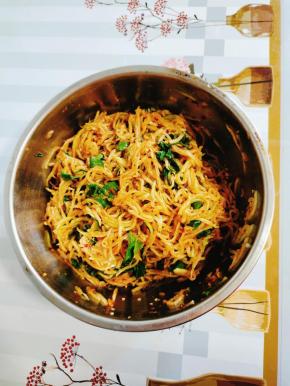 加点香菜增香提色，腌制两个小时就可以吃了！香辣脆爽，开胃又下饭！