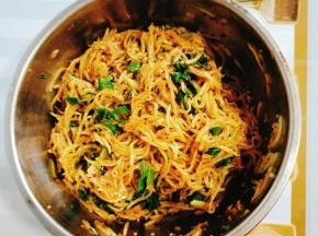 加点香菜增香提色，腌制两个小时就可以吃了！香辣脆爽，开胃又下饭！