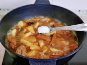 按个人口味加入盐，再炖10分钟。