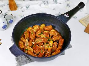 撒上熟白芝麻，葱花美美的一锅美味佳肴。