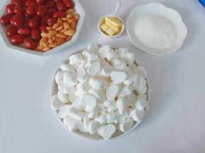 棉花糖用剪刀剪成小块，减少熬煮时间。