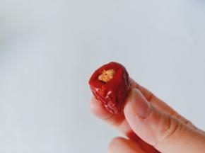 将坚果塞入红枣里面。