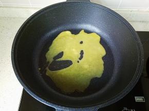 把黄油放入不粘锅里小火炒至融化。