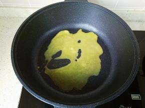 把黄油放入不粘锅里小火炒至融化。