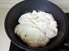 用硅胶铲把棉花糖翻炒至融化。