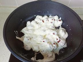 快速翻拌均匀，让每个枣都裹上棉花糖。