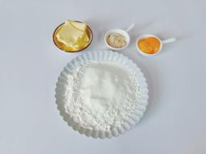 黄油提前从冷冻室取出，放室温软化至手指可以轻松戳进去。