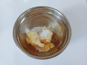 黄油加入糖粉【建议用糖粉比较好，白砂糖颗粒太大，不容易融化】