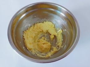 用打蛋器打发至体积膨大而且颜色变浅。