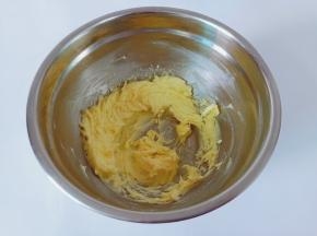 用打蛋器打发至体积膨大而且颜色变浅。