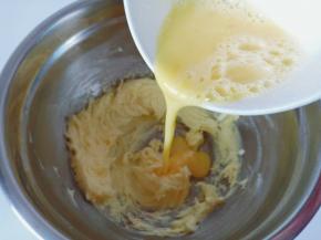 少量多次加入蛋黄液搅拌均匀。