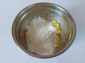 筛入低筋面粉和奶粉【低筋面粉与奶粉要提前混合在一起】