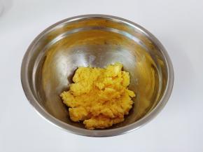 用刮刀翻拌均匀至无干粉即可，无需过多搅拌。