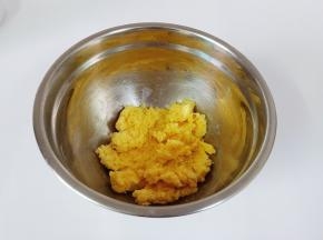 用刮刀翻拌均匀至无干粉即可，无需过多搅拌。