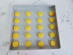 分成22个小剂子，放在手心搓圆压扁，把面团放在烤盘上。