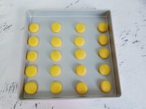 分成22个小剂子，放在手心搓圆压扁，把面团放在烤盘上。