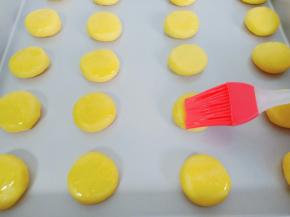 刷上一层蛋黄液【蛋黄液一次性刷好，反复刷颜色就太深了】