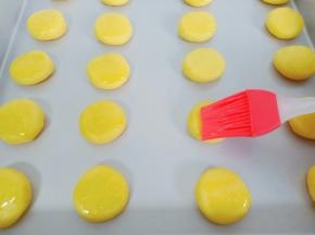 刷上一层蛋黄液【蛋黄液一次性刷好，反复刷颜色就太深了】