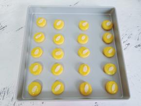 依次放上杏仁片。