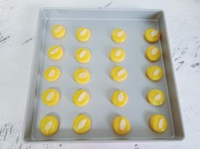 依次放上杏仁片。