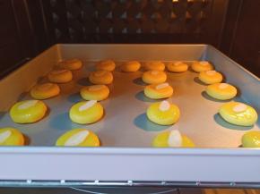 烤盘放在中层上下火160度烤15—20分钟【具体烤制时间根据各家烤箱温度来调节。】