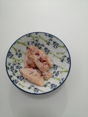 然后在鸡翅的两边划上几刀