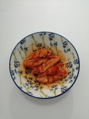 用手多揉按一会儿以便入味，然后盖上保鲜膜腌制五个小时以上