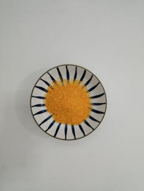 把面包糠放入干净盘中