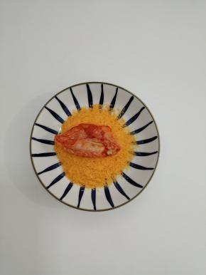 然后把鸡翅放入面包糠中均匀的粘上面包糠