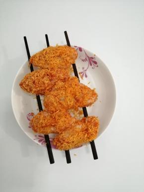 盘子上面放上三根筷子，再放鸡翅