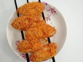 盘子上面放上三根筷子，再放鸡翅